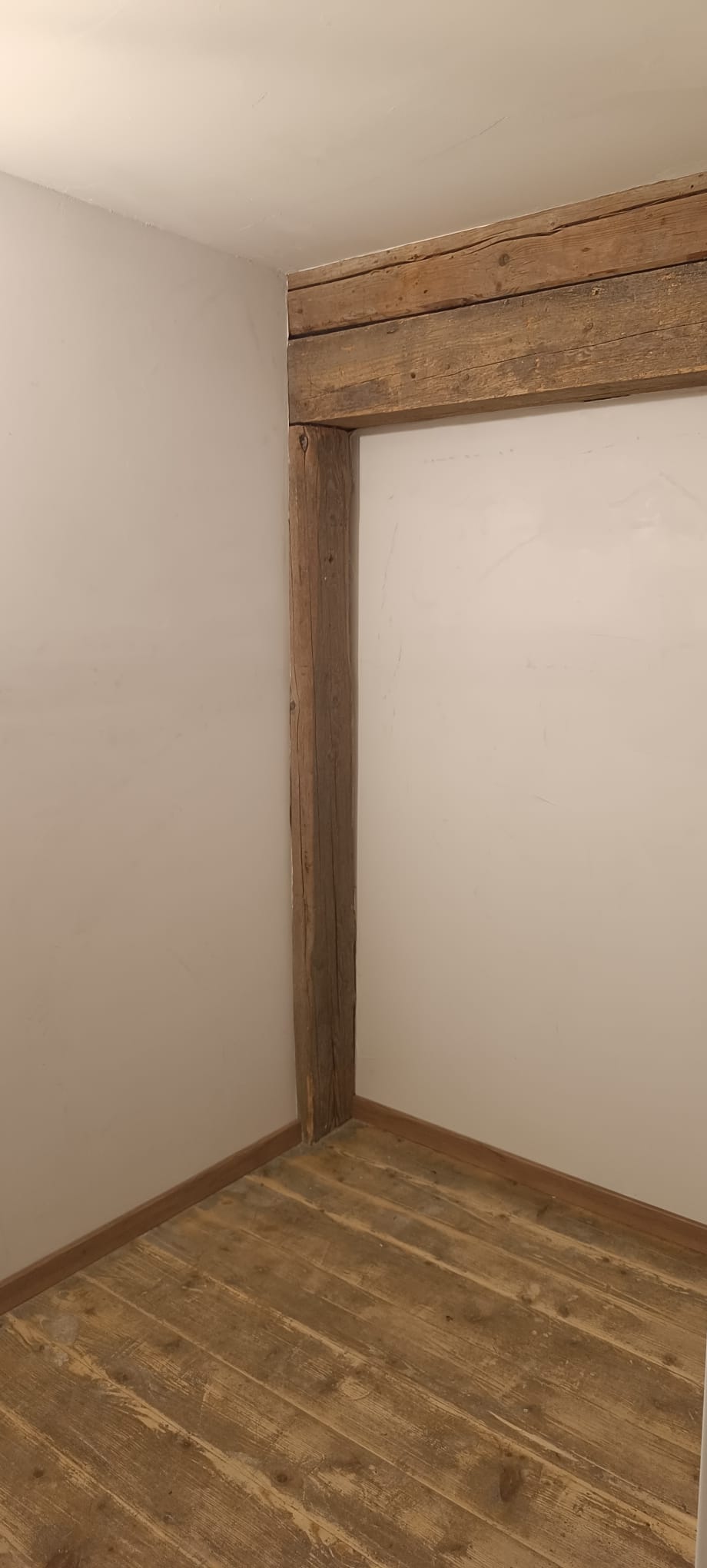 Detailreiche Malerarbeiten und Wandveredelung – Altbausanierung in Rottenacker Neuemühle